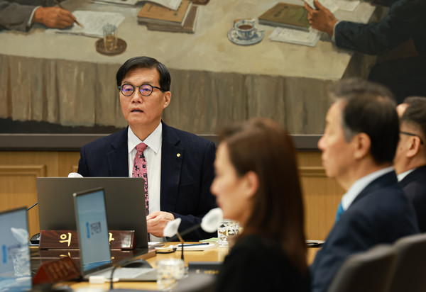 ▲이창용 한국은행 총재(가운데)