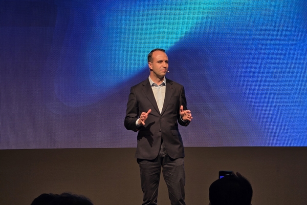 ▲니콜라 파리 르노코리아 사장이 14일 그랜드 하얏트 호텔에서 열린 기자간담회에서 중장기 전략을 설명하고 있다. 사진=임규도 기자