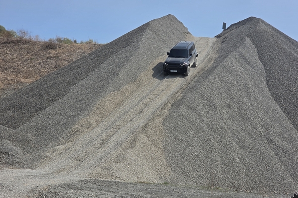 ▲비탈길 코스를 지나고 있는 디펜더 OCTA 블랙. 사진=임규도 기자