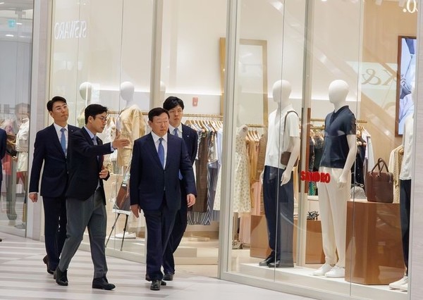 ▲신동빈 롯데그룹 회장(오른쪽 두번째)이 23일 베트남 하노이에 위치한 롯데몰 웨스트레이크 하노이를 찾아 롯데몰을 시찰하고 있다.