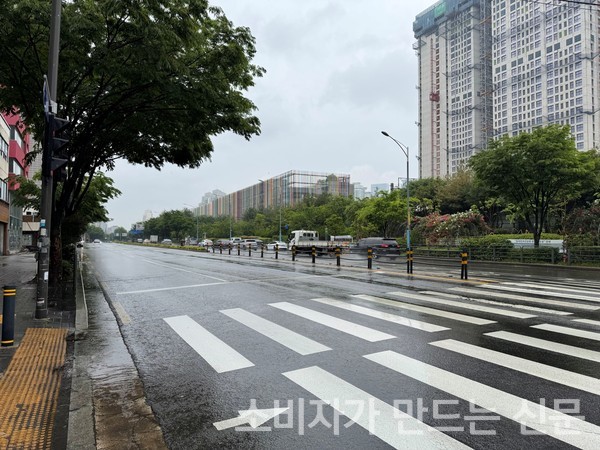 ▲노량진역에서 아크로 리버스카이까지 이동하는 도보 풍경. 사진=이설희 기자