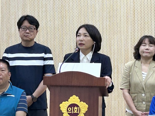 ▲더불어민주당 추미애 경기도지사 후보 선거대책위원회에서 사회적약자동행위원장을 맡은 서미화 의원이 28일 경기도의회에서 장애인 공약을 발표하고 있다. 사진=이예원 기자