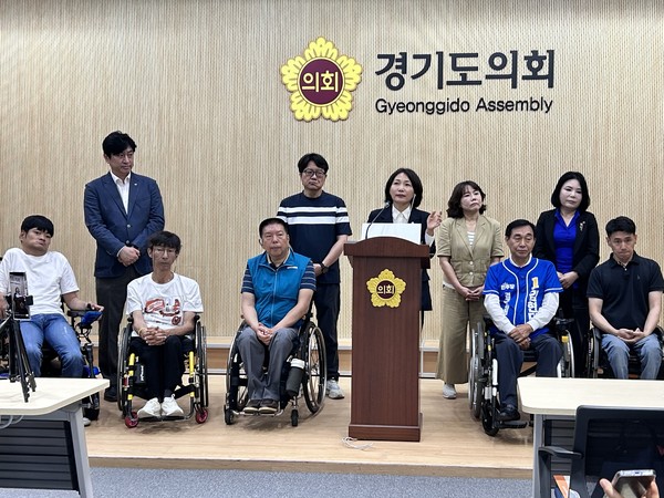 ▲더불어민주당 추미애 경기도지사 후보 선거대책위원회에서 사회적약자동행위원장을 맡은 서미화 의원이 28일 경기도의회에서 장애인 공약을 발표하고 있다. 사진=이예원 기자