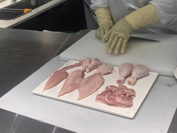 ▲하림 관계자가 닭을 손질하고 있다. 사진=정은영 기자