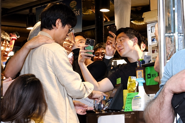 ▲ 오프라인 결제 단말기 'Npay 커넥트'를 통해 결제하고 잇는 이해진 네이버 의장. 사진=임규도 기자