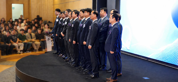 ▲2일 서울 중구 SKT타워에서 열린 SK-공정위 상생협약 체결식에서 주병기 공정거래위원장(앞줄 왼쪽에서 다섯 번째) 등 참석자들이 기념촬영을 하고 있다. 사진=이범희 기자
