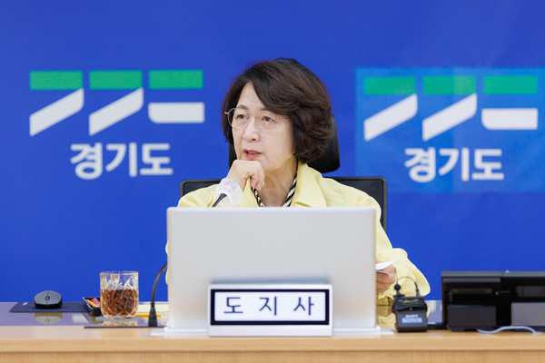 ▲추미애 경기도지사가 6일 경기도청 재난안전상황실에서 장마 전망과 여름철 풍수해 대비 종합대책 등에 대해 점검하고 있다. 사진=경기도 