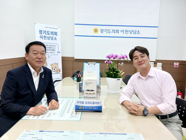 ▲김일중(오른쪽)과 김인영 경기도의원. 사진=경기도의회