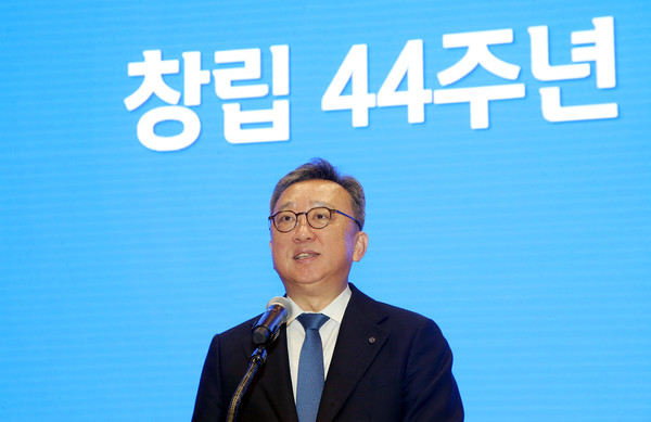 ▲정상혁 신한은행장이 7일 서울 중구 신한은행 본점에서 열린 창립 44주년 기념식에서 기념사를 발표하고 있다. [출처-신한은행]