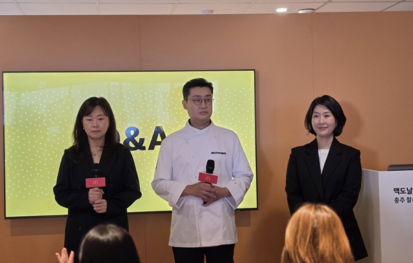 (왼쪽부터) 성정화 마케팅팀 이사, 백창호 메뉴개발팀 팀장, 심나리 홍보·대외협력팀 상무. 사진=정현철 기자