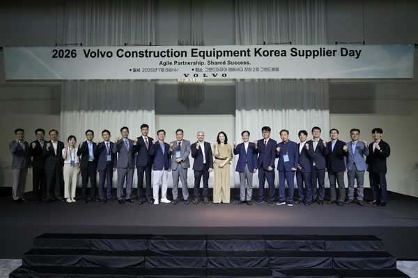 ▲지난 8일 ‘2026 협력사의 날’ 행사에서 협력사 관계자를 비롯한 참석자들이 기념촬영 하는 모습. 사진=볼보그룹코리아
