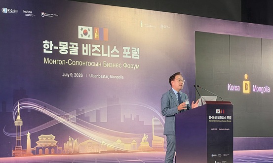 ▲ 윤호영 카카오뱅크 대표가 몽골 울란바타르에서 개최된 한-몽골 비즈니스 포럼에서 ‘Beyond Banking, Into Every Life’를 주제로 발표를 진행하고 있다. (사진제공: 카카오뱅크)