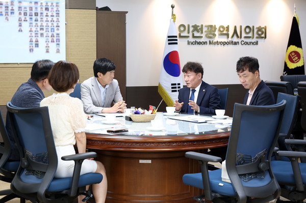 ▲남종섭 경기도의회 의장(오른쪽 2번째)이 15일 박종혁 인천광역시의회장과 간담회를 가졌다. 사진=경기도의회 