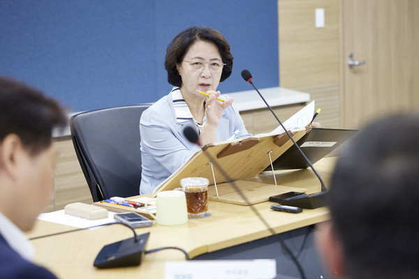 ▲추미애 경기도지사가 16일 경기도청에서 기후횐경에너지국 업무 보고를 주재하고 있다. 사진=경기도 