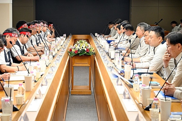 ​▲현대자동차 노사 양측이 지난 5월 현대차 울산공장 본관에서 임금 협상 상견례를 하고 있다. 사진=현대차 제공