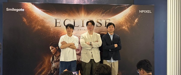 ▲(왼쪽부터) 김동혁 엔픽셀 총괄 AD, 이상문 엔픽셀 총괄, 신재익 스마일게이트 이사가 지난 22일 분당 퍼스트타워에서 진행된 제작 발표회서 기념 사진을 촬영하고 있다./사진=이승규 기자