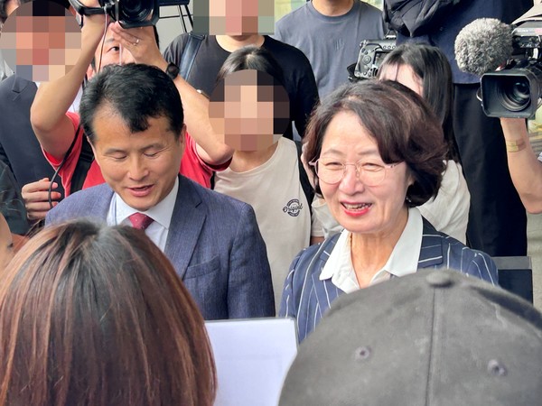 ▲추미애 경기도지사가 지난 20일 성남 판교역동편 버스정류장 앞에서 경기남부광역철도 추진연대 시민과 대화하고 있다. 사진=이예원 기자