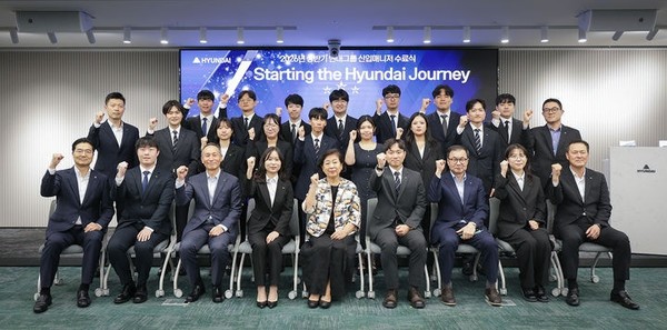 ▲현정은 현대그룹 회장(앞줄 왼쪽 다섯 번째)이 24일 서울 종로구 연지동 사옥에서 열린 2026년 상반기 신입사원 교육 수료식에 참석해 기념 사진을 촬영한 모습. 사진=현대그룹 제공