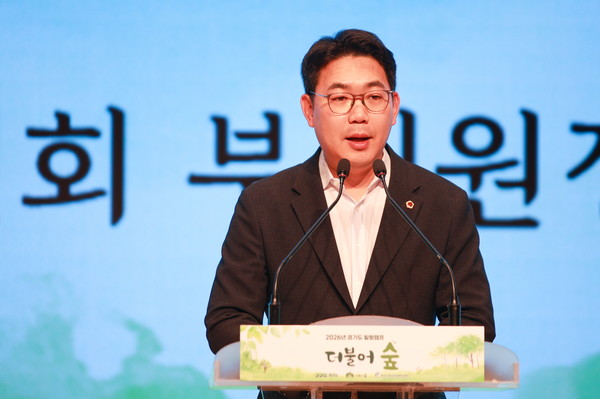 ▲문승호 경기도의원이 28일 '2026 힐링캠프 더불어 숲'에서 유가족을 위로했다. 사진=경기도의회