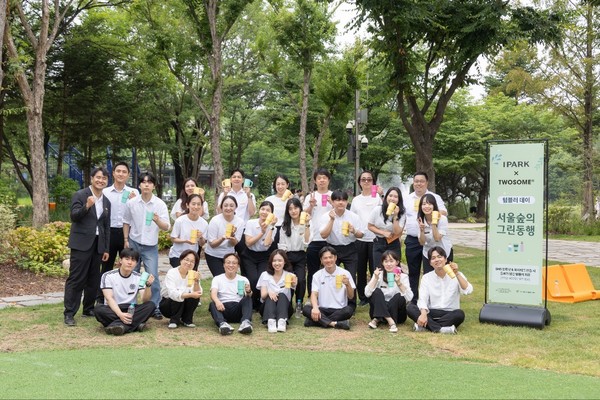 ▲IPARK현대산업개발은 HDC그룹 계열사 임직원들과 함께 서울숲 국제정원박람회 아이파크 정원에서 방문객들에게 투썸플레이스와 협업해 제작한 텀블러를 전달하며 탄소 절감 실천 캠페인을 진행했다. 사진=IPARK현대산업개발